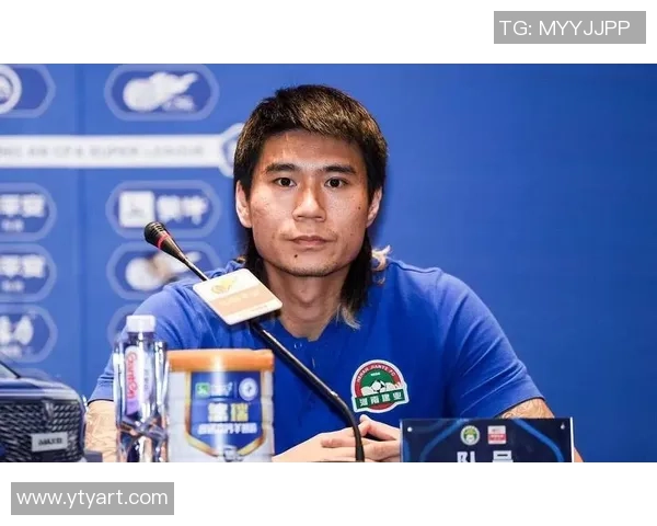 足球明星在家静待球队通知心情复杂期待新赛季的挑战与机遇 足球明星在家静待球队通知心情复杂期待新赛季的挑战与机遇