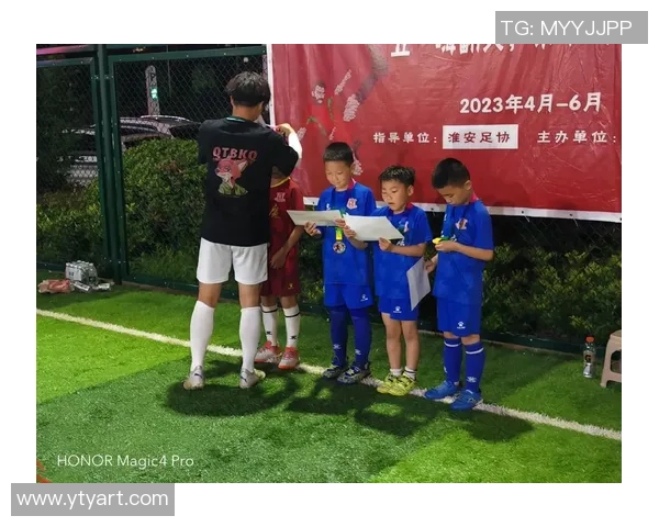 路人眼中的足球明星:真实评价与热爱背后的故事 路人眼中的足球明星:真实评价与热爱背后的故事